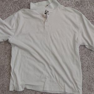 Short sleeved white t shirt